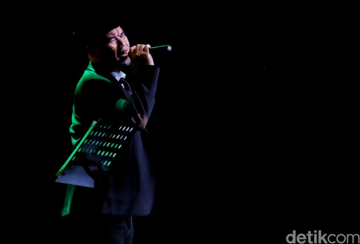 Bisa dibilang Ahmad Dhani memang tidak ada duanya. Usai sibuk berpolitik, kini ia tampil seolah penyanyi tunggal di Java Jazz 2022. Ya, dialah satu-satunya.