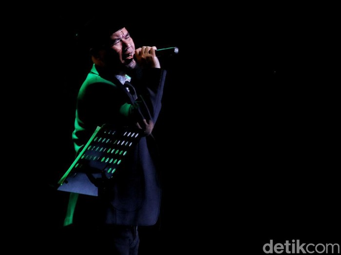 Bisa dibilang Ahmad Dhani memang tidak ada duanya. Usai sibuk berpolitik, kini ia tampil seolah penyanyi tunggal di Java Jazz 2022. Ya, dialah satu-satunya.