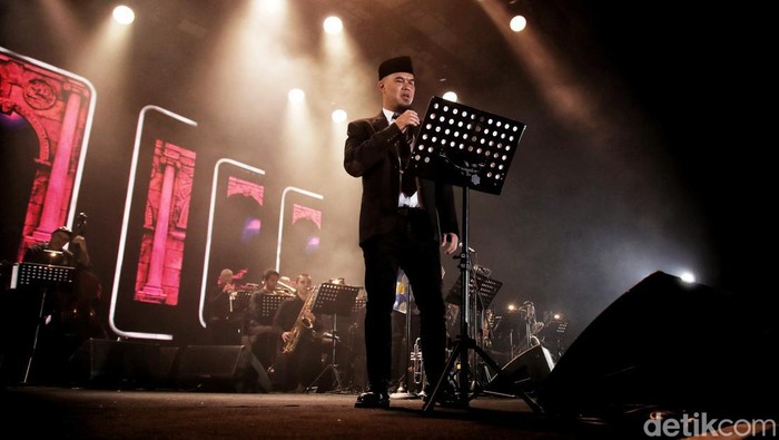 Bisa dibilang Ahmad Dhani memang tidak ada duanya. Usai sibuk berpolitik, kini ia tampil seolah penyanyi tunggal di Java Jazz 2022. Ya, dialah satu-satunya.