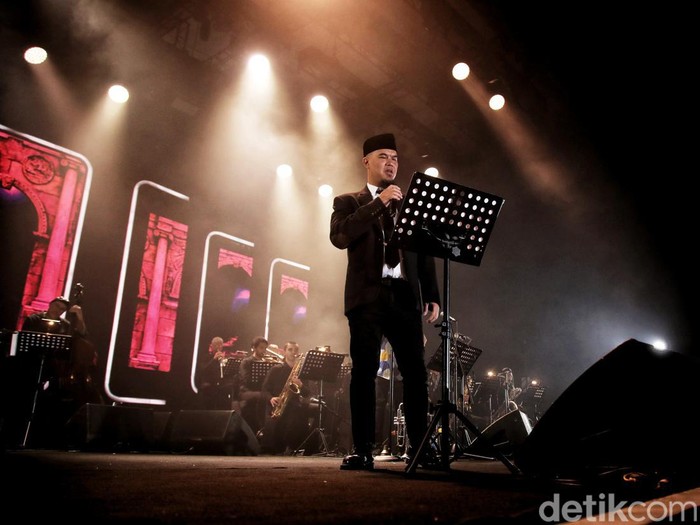 Bisa dibilang Ahmad Dhani memang tidak ada duanya. Usai sibuk berpolitik, kini ia tampil seolah penyanyi tunggal di Java Jazz 2022. Ya, dialah satu-satunya.