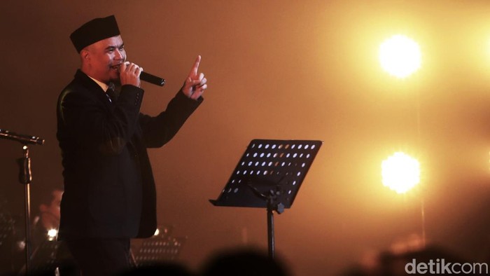 Karena Kamulah Satu-satunya Ahmad Dhani Bisa dibilang Ahmad Dhani memang tidak ada duanya. Usai sibuk berpolitik, kini ia tampil seolah penyanyi tunggal di Java Jazz 2022. Ya, dialah satu-satunya.
