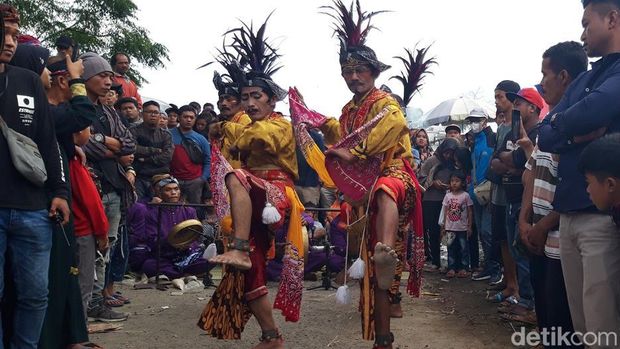 Kelompok kesenian tradisional Sri Budi Utomo, membawakan seni tari jangkrik ngenthir.