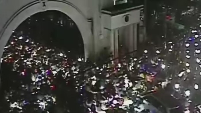 Kemacetan parah di Simpang Empat Gading Solo, Sabtu (28/5/2022) malam. Foto diunggah pada Minggu (29/5/2022).