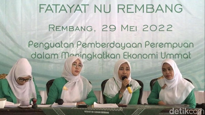 Ketua terpilih PC Fatayat NU Rembang Periode 2022-2027, Raabiatul Bisyriyah Sybt (memegang mik) memberikan sambutan di Pendopo Museum RA Kartini Rembang, Minggu (29/5/2022).