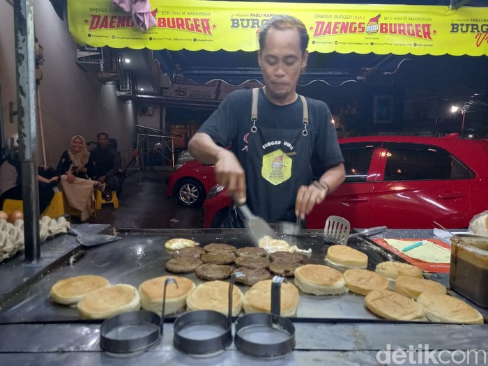 Koki Daengs Burger yang viral di Makassar.
