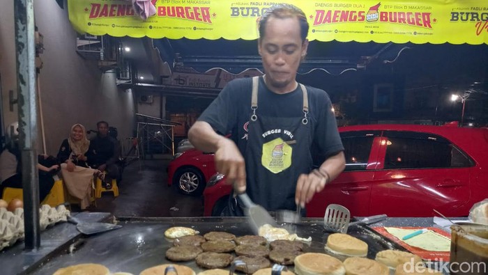 Koki Daengs Burger yang viral di Makassar.