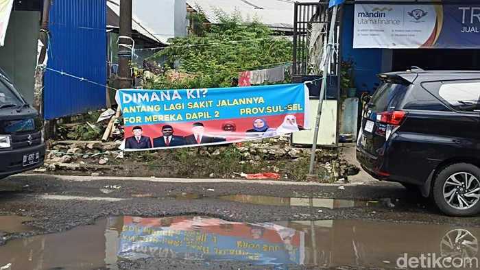 Kondisi Jalan Antang Raya Makassar rusak parah.