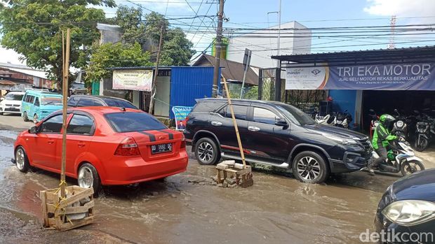 Kondisi Jalan Antang Raya Makassar rusak parah.