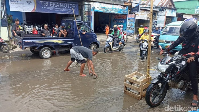 Kondisi Jalan Antang Raya Makassar rusak parah.