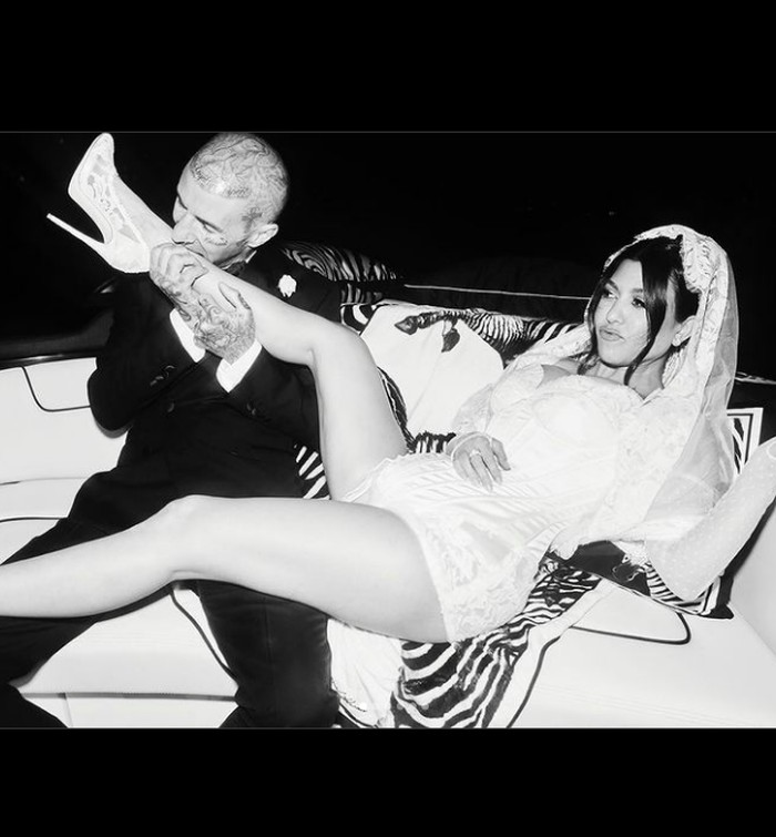 Kourtney Kardashian & Travis Barker Menikah Kourtney Kardashian & Travis Barker Menikah