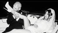 Travis Barker Cium Kaki Kourtney Kardashian di Momen Pernikahan