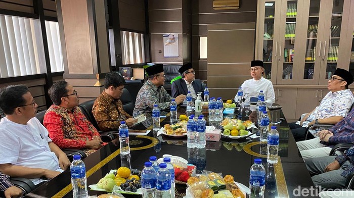 Sekjen PAN Eddy Soeparno kunjungi Kantor Pimpinan Pusat (PP) Persatuan Islam (Persis) di Kota Bandung. Ada sejumlah hal yang dibahas Eddy dalam kunjungan itu.