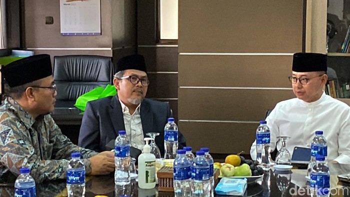 Kunjungi Kantor PP Persis, Ini yang Dibahas Sekjen PAN Eddy Soeparno Sekjen PAN Eddy Soeparno kunjungi Kantor Pimpinan Pusat (PP) Persatuan Islam (Persis) di Kota Bandung. Ada sejumlah hal yang dibahas Eddy dalam kunjungan itu.