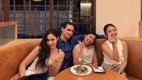 Laksmi kerap membagikan foto-foto keren bersama teman-temannya. Mereka tampak di sebuah restoran dan menikmati salad. Foto: Instagram @laksmideneefe