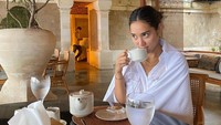 Wanita usia 26 tahun ini pernah membagikan serunya sarapan di hotel. Saat itu ia menikmati secangkir kopi hangat. Foto: Instagram @laksmideneefe