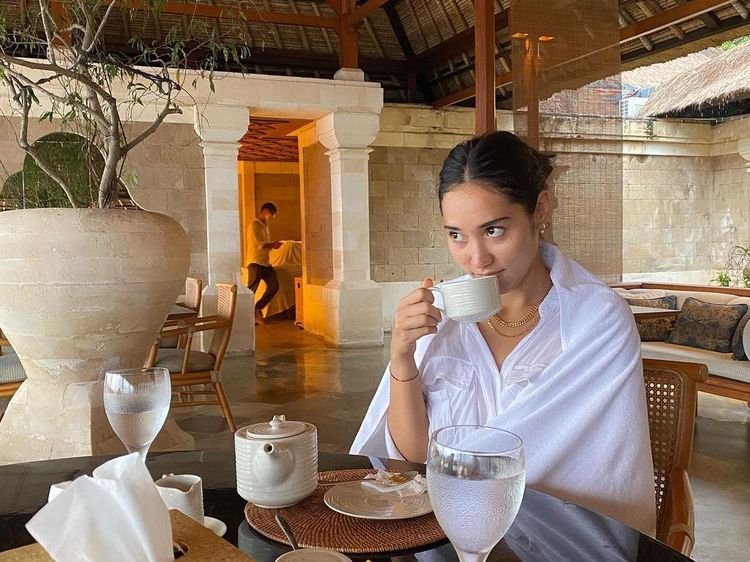 Momen Laksmi De Neefe Suadarna Puteri Indonesia 2022 Makan Burger dan Ngopi