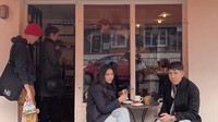 Tak hanya kulineran di Bali, tapi Laksmi juga kerap pergi liburan ke luar negeri. Ini momennya di salah satu coffee shop menikmati kopi dan sandwich untuk sarapan. Foto: Instagram @laksmideneefe