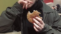 Laksmi terlihat menikmati burger dari salah satu gerai restoran. Menu yang dinikmati adalah beef burger. Foto: Instagram @laksmideneefe