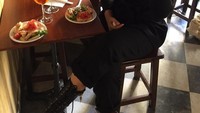 Momen Laksmi makan di restoran luar negeri juga kembali dibagikan. Laksmi menikmsti sandwich dan salad segar. Foto: Instagram @laksmideneefe