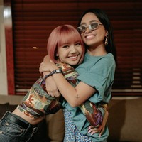 Setelah dua tahun, giliran Lisa BLACKPINK yang menonton penampilan NIKI di festival Head in the Clouds 2021. Foto: dok. Instagram