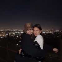 Baru-baru ini, NIKI menceritakan pertemuan pertamanya dengan Lisa BLACKPINK kepada Najwa Shihab. Hal itu bermula dari DM Instagram Lisa yang mengajak NIKI bertemu di Los Angeles. Foto: dok. Instagram