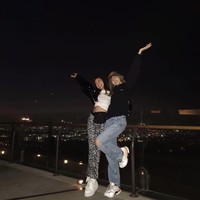 Lisa BLACKPINK dan NIKI pun menghebohkan penggemar saat mengunggah potret kebersamaan mereka pada 2019. Keduanya melihat pemandangan lampu kota Los Angeles di malam hari dari gedung tinggi Griffith Observatory. Foto: dok. Instagram