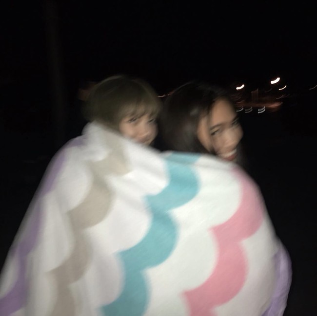 Saat itu Lisa BLACKPINK mengajak NIKI menonton penampilannya di Coachella 2019. Dan di hari liburnya, dia mentraktir NIKI makanan Thailand di sebuah restoran. Foto: dok. Instagram