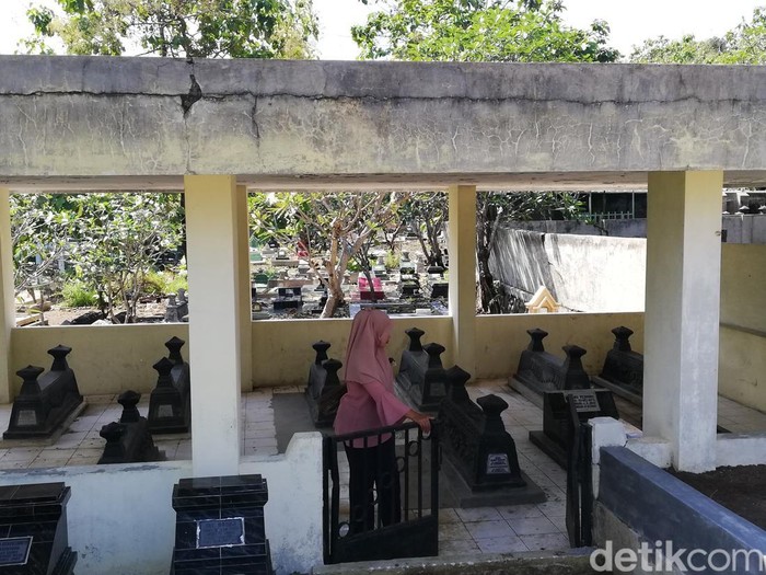 Makam pendiri grup lawak Srimulat yakni Teguh Slamet Rahadrjo dan Srimoelat, TPU Bonoloyo, Solo, Minggu (29/5/2022).