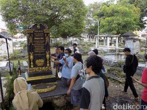 Saat Para Tunanetra Sinau Sejarah di Makam Peneleh Surabaya