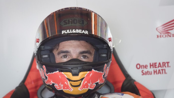 SCARPERIA, ITALY - MAY 28:  Marc Marquez of Spain and Repsol Honda Team looks on in box during the MotoGP of Italy - Qualifying at Mugello Circuit on May 28, 2022 in Scarperia, Italy. (Photo by Mirco Lazzari gp/Getty Images)