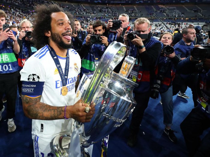 PARIS, FRANCE - MAY 28: Marcelo of Real Madrid holds the UEFA Champions League trophy during the UEFA Champions League final match between Liverpool FC and Real Madrid at Stade de France on May 28, 2022 in Paris, France. (Photo by Alex Livesey - Danehouse/Getty Images)