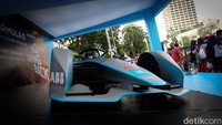 Ada yang sekedar memotret replika mobil Formula E, ada juga yang selfie di depan benda tersebut.