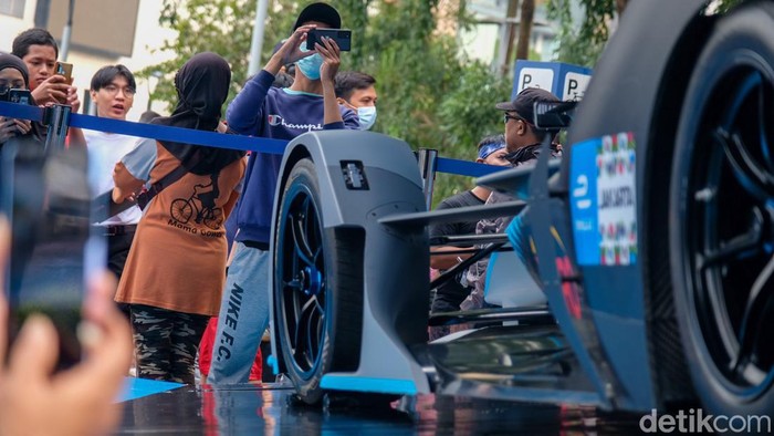 Replika mobil Formula E mejeng di CFD kawasan Bundaran HI, Jakarta. Warga pun ramai-ramai memotret replika mobil tersebut. Cekrek, cekrek!