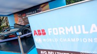 Diketahui, replika mobil Formula E ini sempat di-unboxing di Velodrome, Jakarta Timur. 