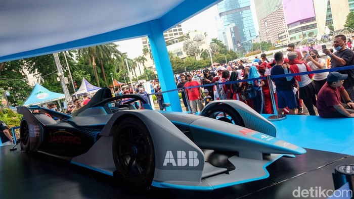 Mejeng di Bundaran HI, Replika Mobil Formula E Jadi Sasaran Foto Warga Replika mobil Formula E mejeng di CFD kawasan Bundaran HI, Jakarta. Warga pun ramai-ramai memotret replika mobil tersebut. Cekrek, cekrek!