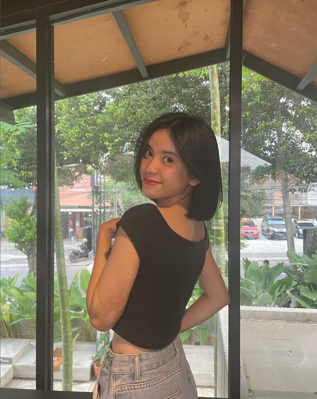 Jualan nasi bakar merupakan usaha yang sudah dijalaninya sejak dua bulan belakangan. Foto: Instagram/@melati.sesilia