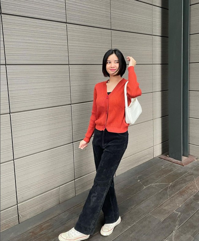 Sebulan terakhir ini, Melati menjaga warung dan melayani sendiri para pembeli. Foto: Instagram/@melati.sesilia