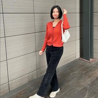 Sebulan terakhir ini, Melati menjaga warung dan melayani sendiri para pembeli. Foto: Instagram/@melati.sesilia