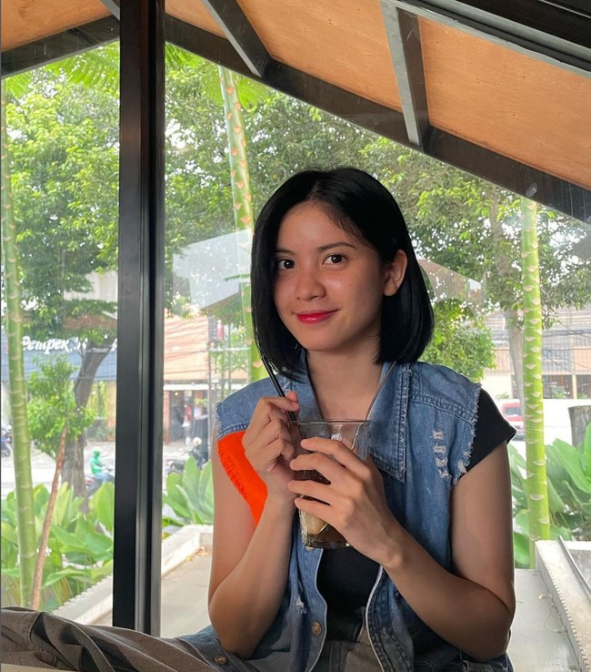 Melati Sesilia sempat viral di TikTok karena membagikan video sedang berjualan nasi bakar di kawasan Johar Baru, Jakarta Pusat. Foto: Instagram/@melati.sesilia