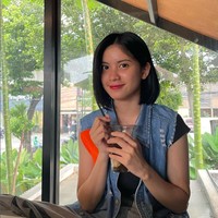 Melati Sesilia sempat viral di TikTok karena membagikan video sedang berjualan nasi bakar di kawasan Johar Baru, Jakarta Pusat. Foto: Instagram/@melati.sesilia