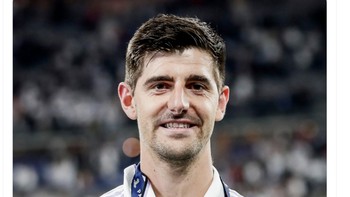 Thibaut Courtois menghadirkan performa kiper luar biasa, sebut akun ini. Foto: Twitter