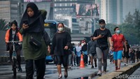 Akhir pekan dimanfaatkan sejumlah warga untuk berolahraga atau sekadar mengisi waktu bersama keluarga di Minggu pagi.