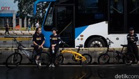 Tak sedikit pula warga yang memilih berolahraga bersepeda saat akhir pekan.
