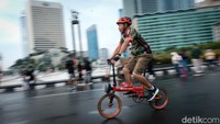 Seorang warga menggowes sepedanya saat melintasi kawasan Bundaran HI, Jakarta, Minggu (29/5/2022).