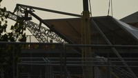Atap tribun penonton sirkuit Formula E yang roboh pada Jumat (27/5) malam akibat diterjang angin kencang itu mulai diperbaiki.