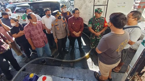 Mengantisipasi kelangkaan minyak goreng curah sekaligus pengecekan harga pasar, Forkopimda Denpasar melakukan pemantauan ke distributor dan pasar rakyat, Sabtu (28/5/2022).