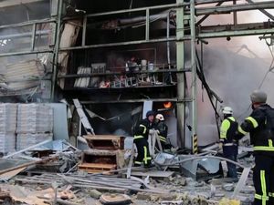 Momen Damkar Ukraina Tangani Kebakaran Akibat Ledakan Rudal