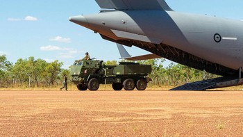 Cara kerjanya, launcher roket MLRS ini dipasang di kendaraan sehingga salah satu kelebihannya adalah lebih mudah untuk dipindah-pindahkan. Foto: US Marine