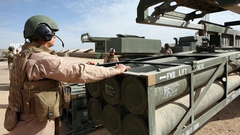 AS telah mengirimkan sekitar 8 unit HIMARS jenis M142, sistem rudal jarak jauh yang mematikan. Versi yang dikirim ke Rusia punya daya jangkau sampai sekitar 80 kilometer. Foto: US Marine