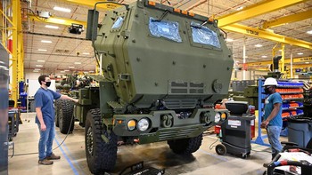 AS tercatat punya dua varian MLRS ini. Pertama M270 yang diproduksi pertama kali pada tahun 1983. Roket yang ditembakkannya bisa menyasar target antara 32 sampai 40 kilometer jauhnya. Bahkan varian lebih canggih bisa menjangkau sekitar 160 kilometer. Foto: US Marine